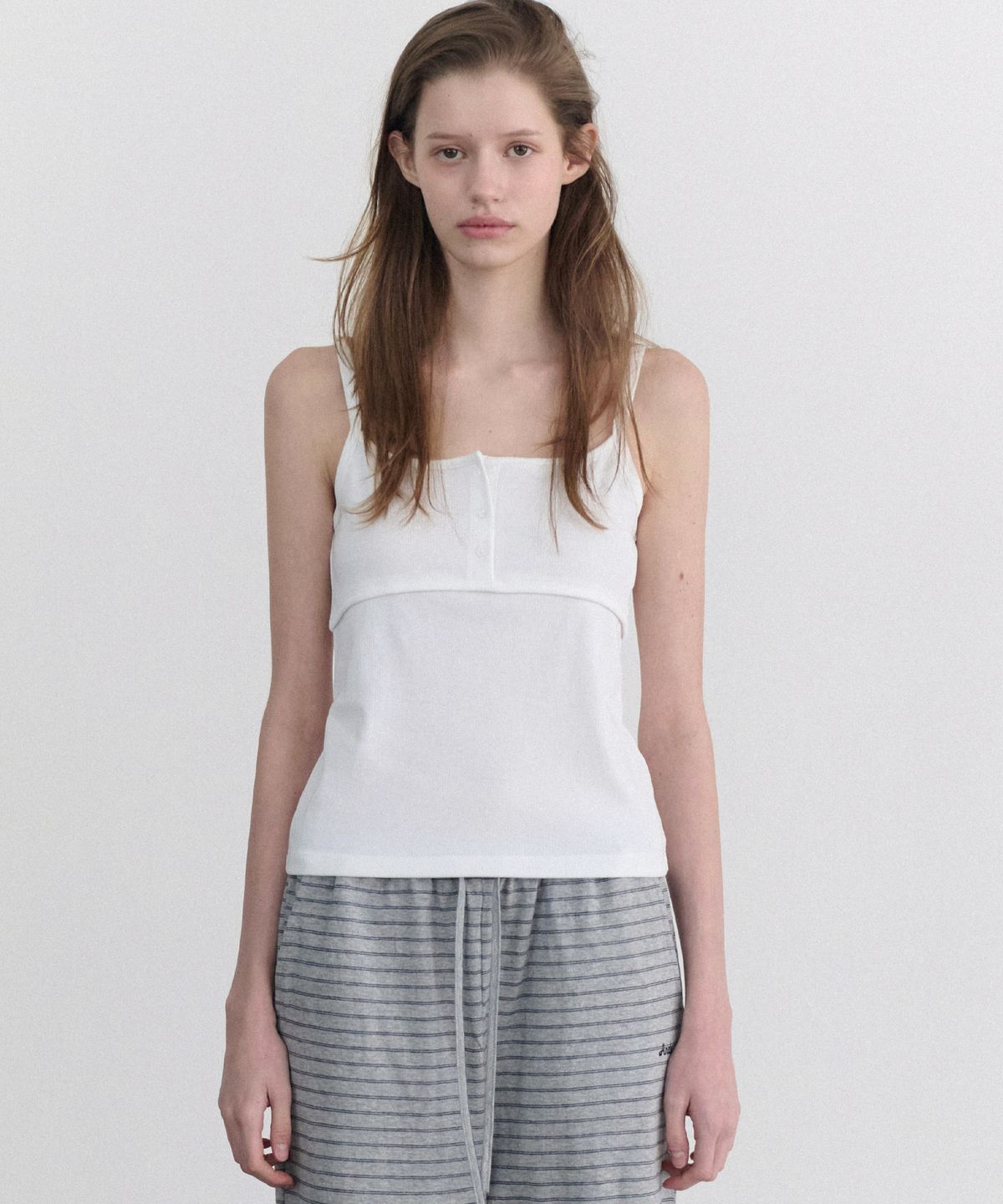 앤니즈(ANDNEEDS) Popo three button sleeveless (white)