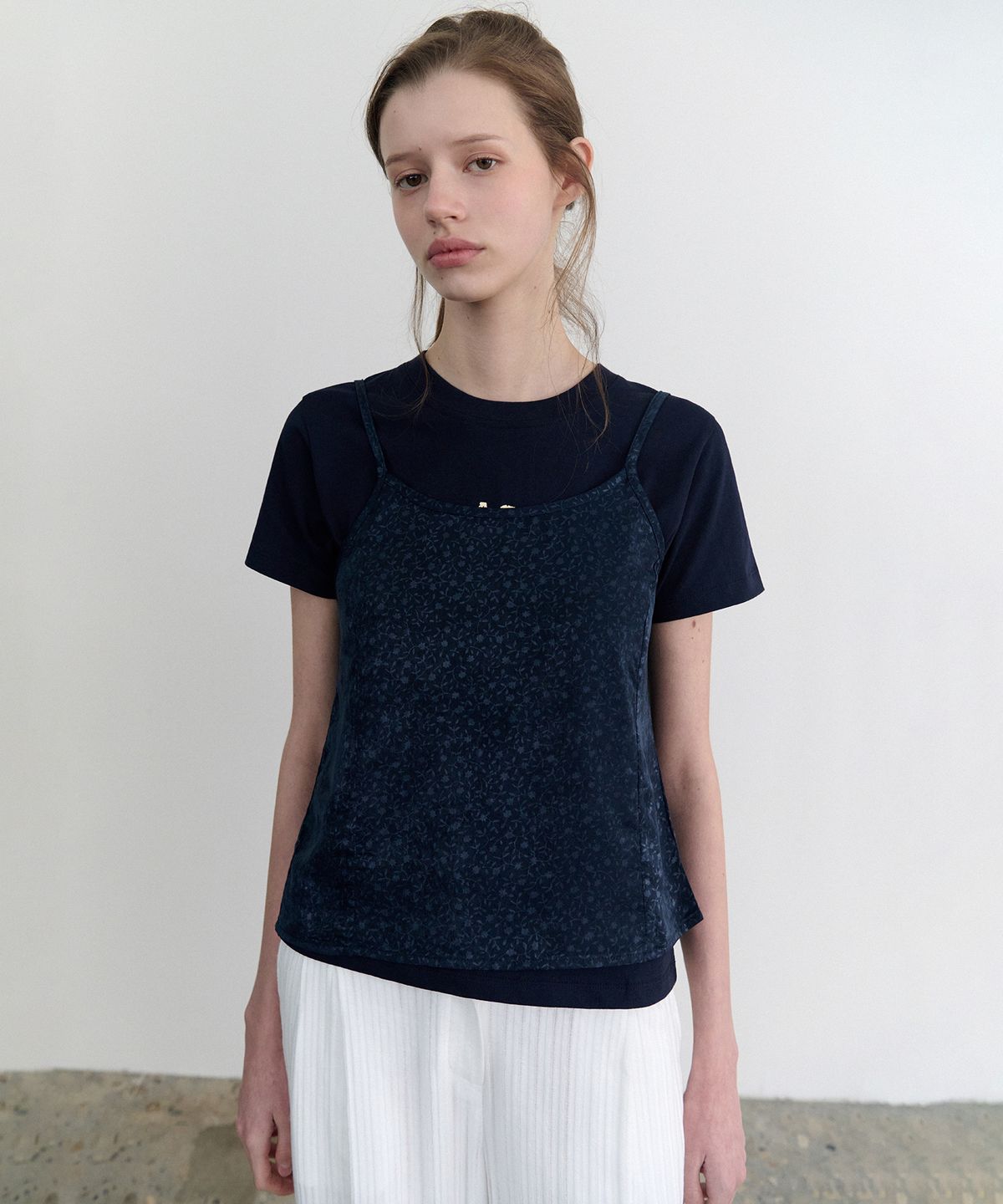 앤니즈(ANDNEEDS) Nadia jacquard satin sleeveless (navy)
