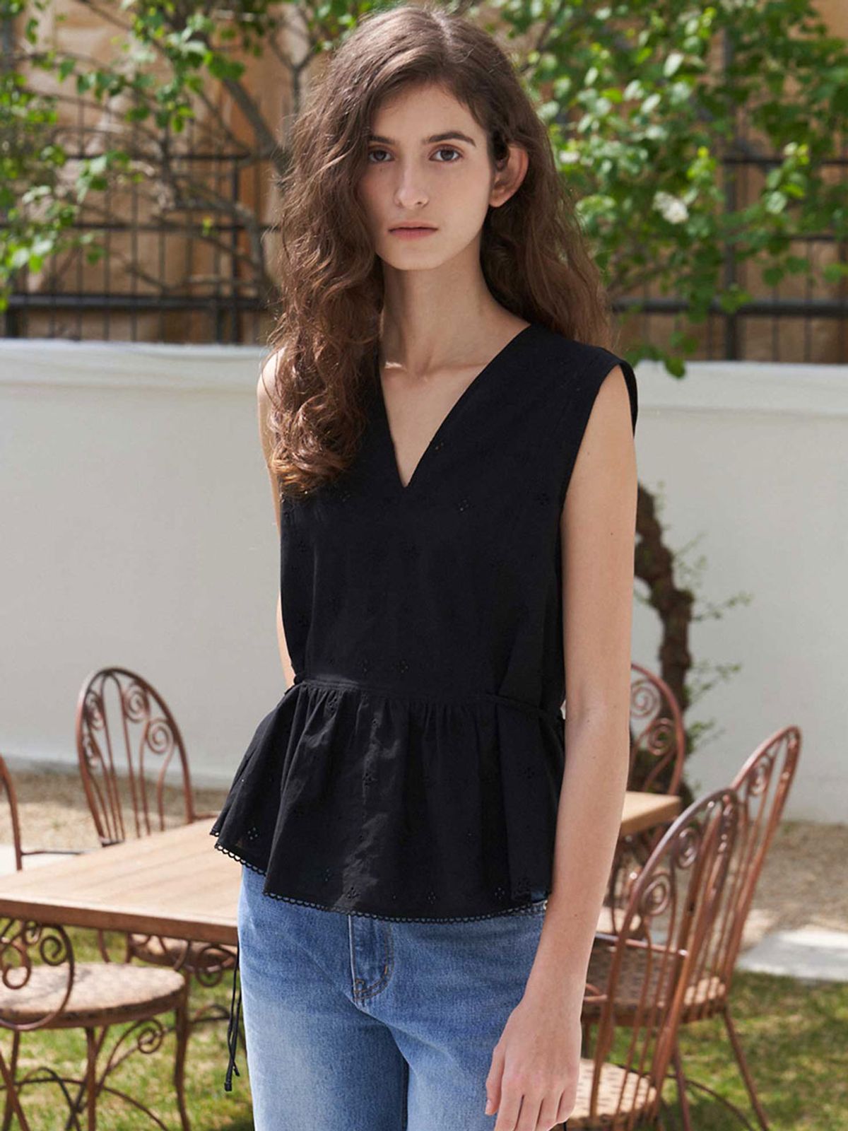 더라이(THERYE) Flared Sleeveless Blouse(Black)
