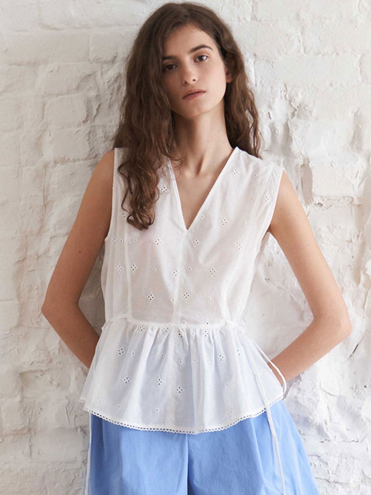 더라이(THERYE) Flared Sleeveless Blouse(White)