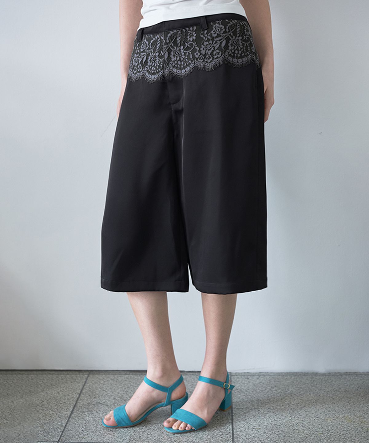 밀로 우먼(MILLO WOMEN) 실키 레이스 크롭 트라우저 [블랙]