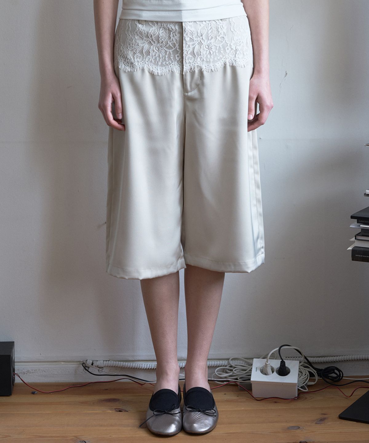 밀로 우먼(MILLO WOMEN) 실키 레이스 크롭 트라우저 [크림 그린]