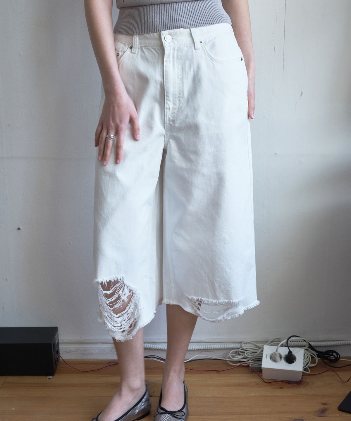 밀로 우먼(MILLO WOMEN) 디스트레스드 데님 버뮤다 팬츠 [화이트]