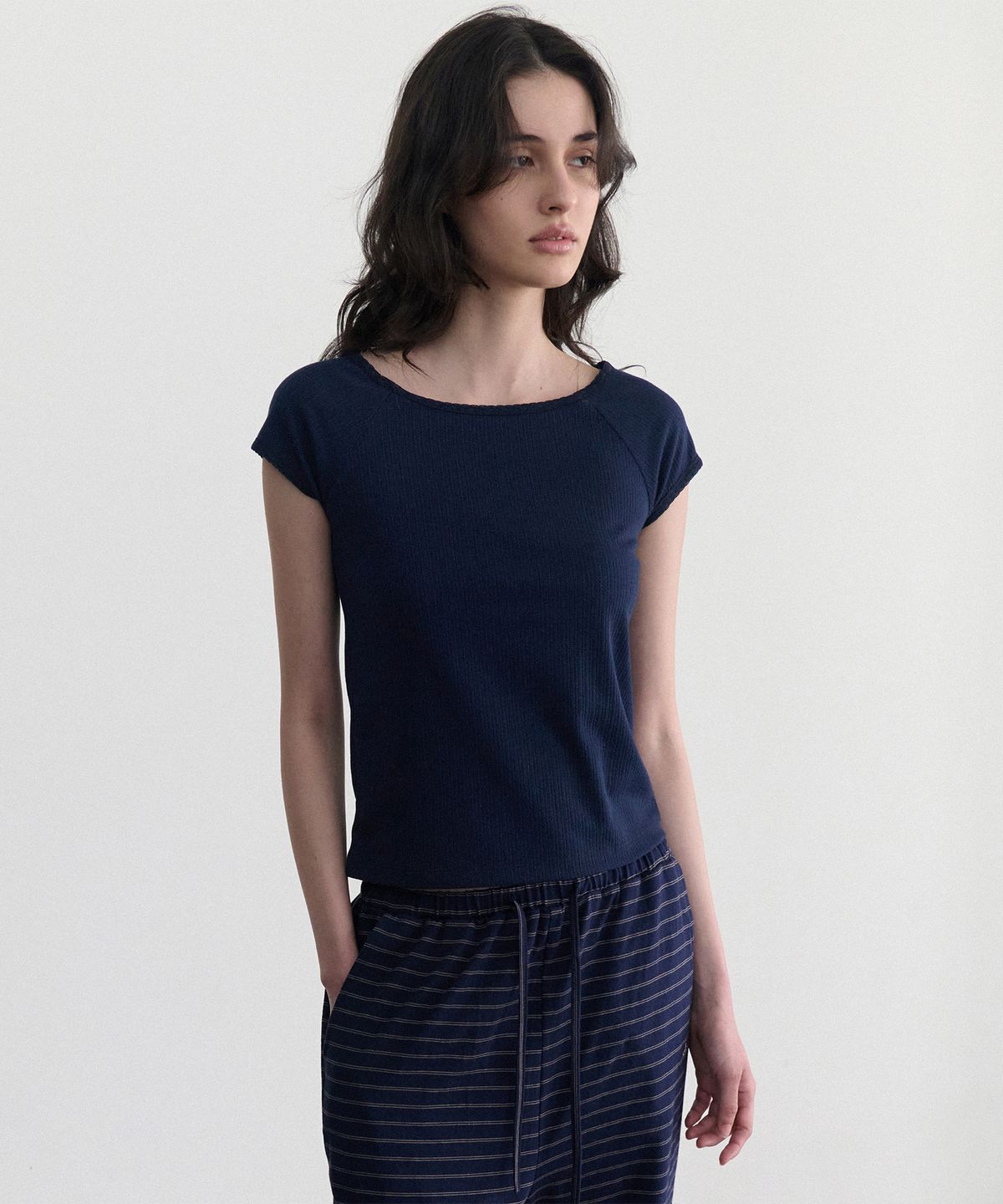 앤니즈(ANDNEEDS) Pebble lace scoop tee (navy)