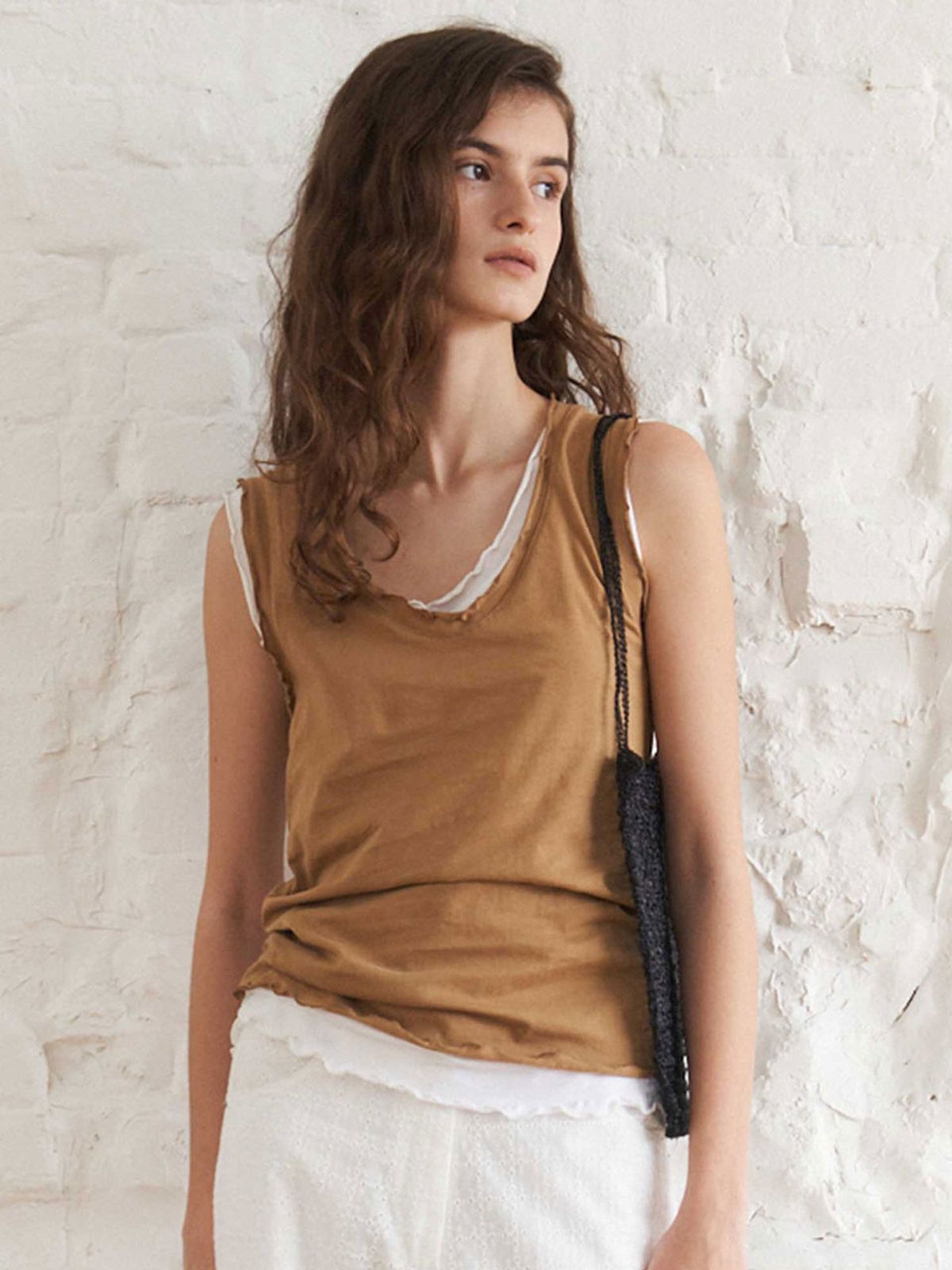 더라이(THERYE) Deep U-Neck Sleeveless Top(Beige)
