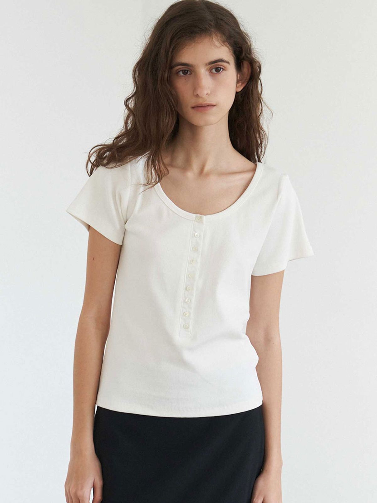 더라이(THERYE) U-Neck Button T-Shirt(White)