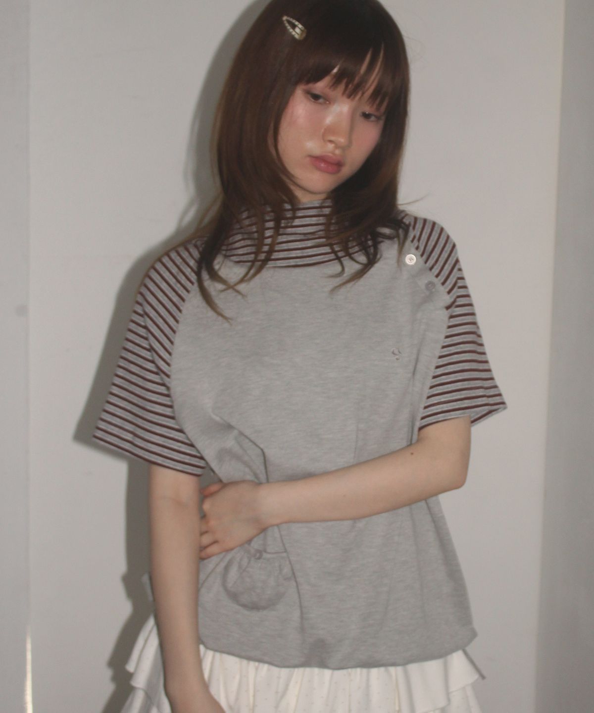 썸플레이스(SOME PLACE) 하이넥 버튼업 스트라이프 언발 셔링 포켓 스트랩 후드 반팔 티셔츠 [메란지]