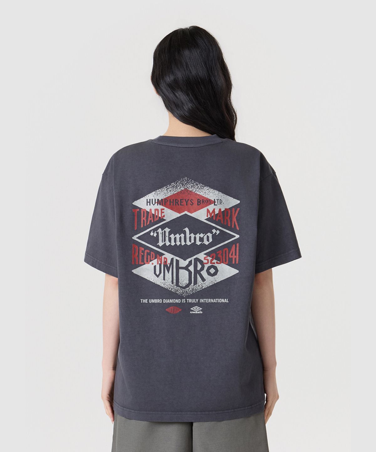 엄브로(UMBRO) 콘크리트 블룸 다잉 반팔 티셔츠 차콜 UR221CRS55
