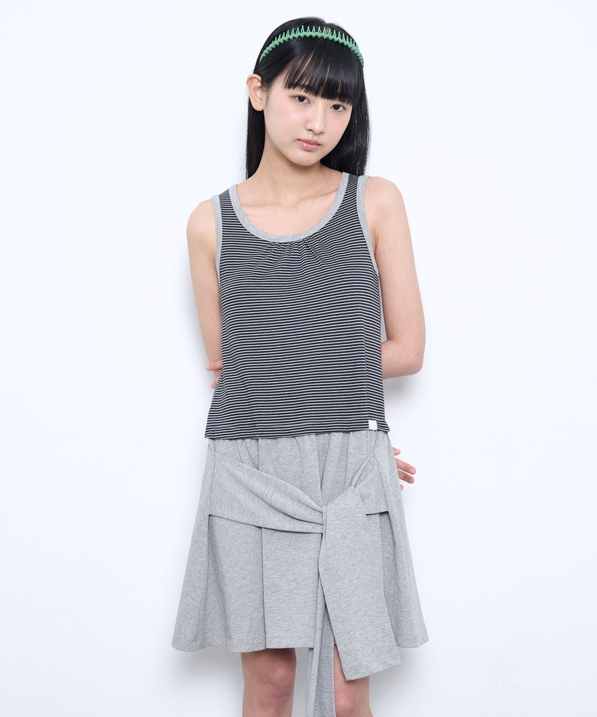뚜오미오(TUOMIO) STRIPE TIE DRESS [HEATHER GREY]