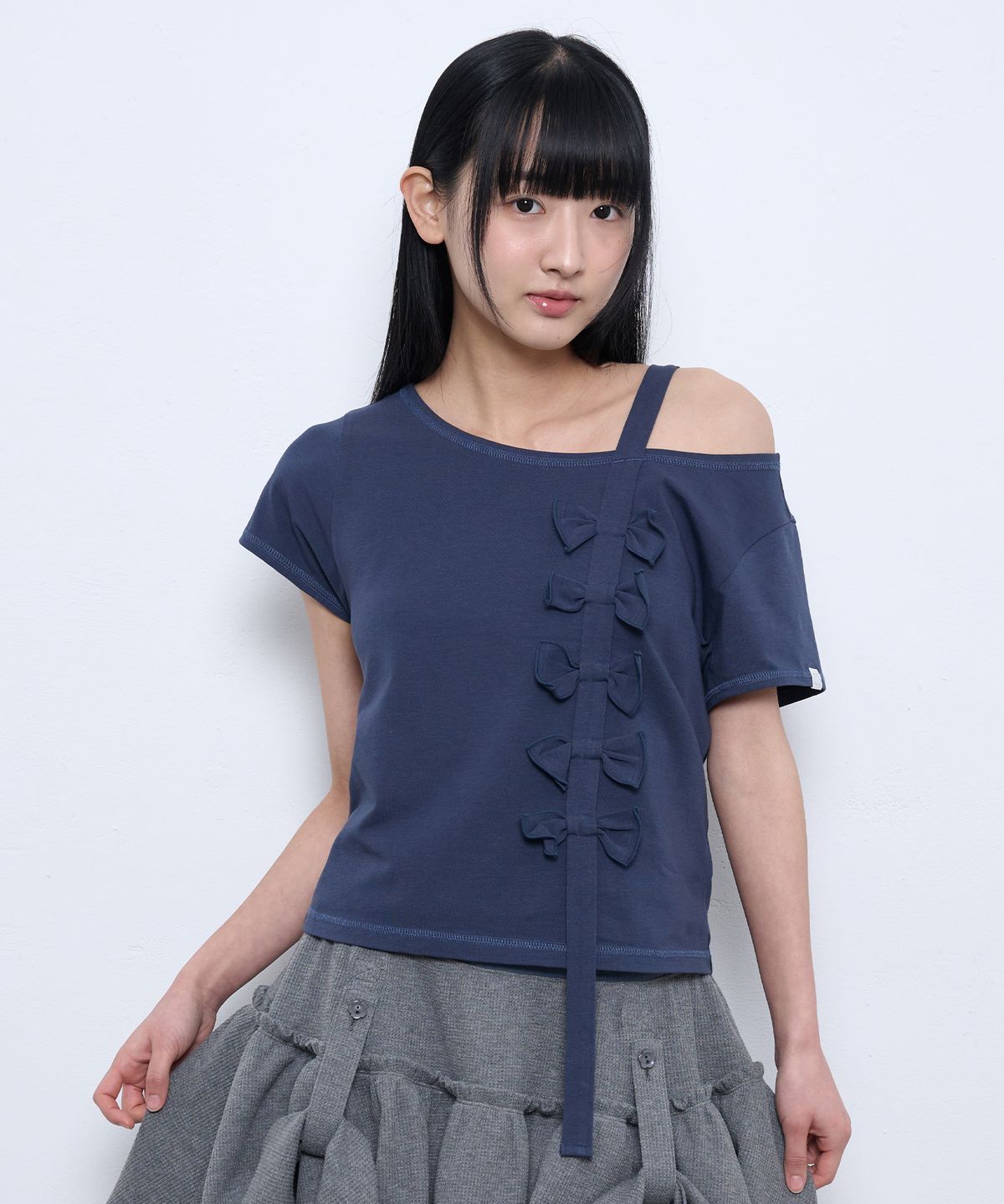 뚜오미오(TUOMIO) RIBBON OFF SHOULDER T-SHIRT [NAVY]