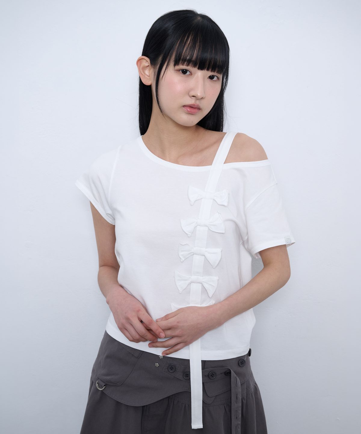 뚜오미오(TUOMIO) RIBBON OFF SHOULDER T-SHIRT [WHITE]