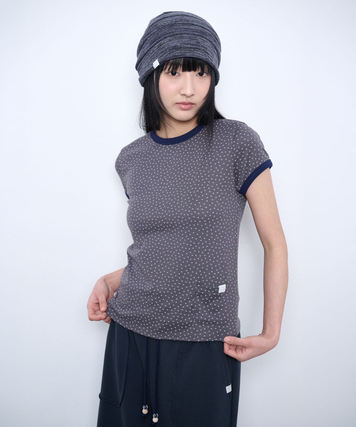 뚜오미오(TUOMIO) ALL OVER STAR T-SHIRT [CHARCOAL]