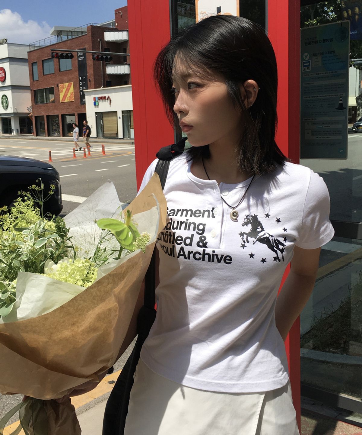 언타이틀 서울(UNTITLED SEOUL) 유니콘 헨리넥 크롭 반팔 화이트