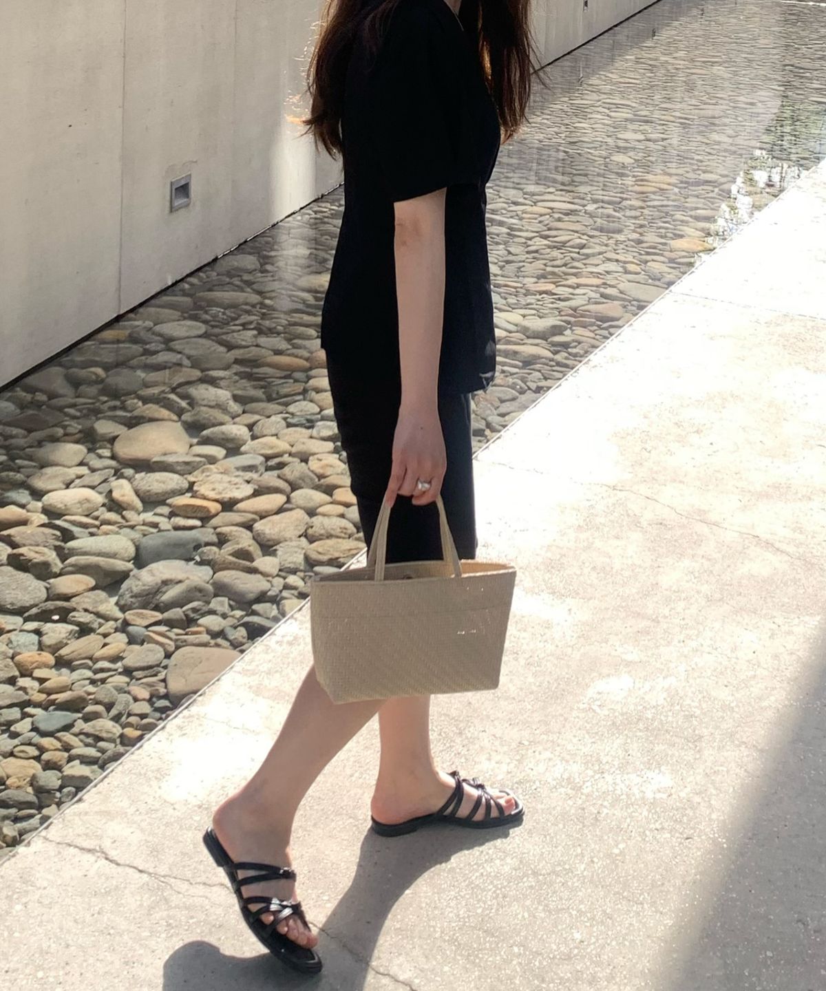 투오(TUO) RATTAN FLAT TOTE MINI BEIGE · 라탄 플랫 토트 미니 베이지