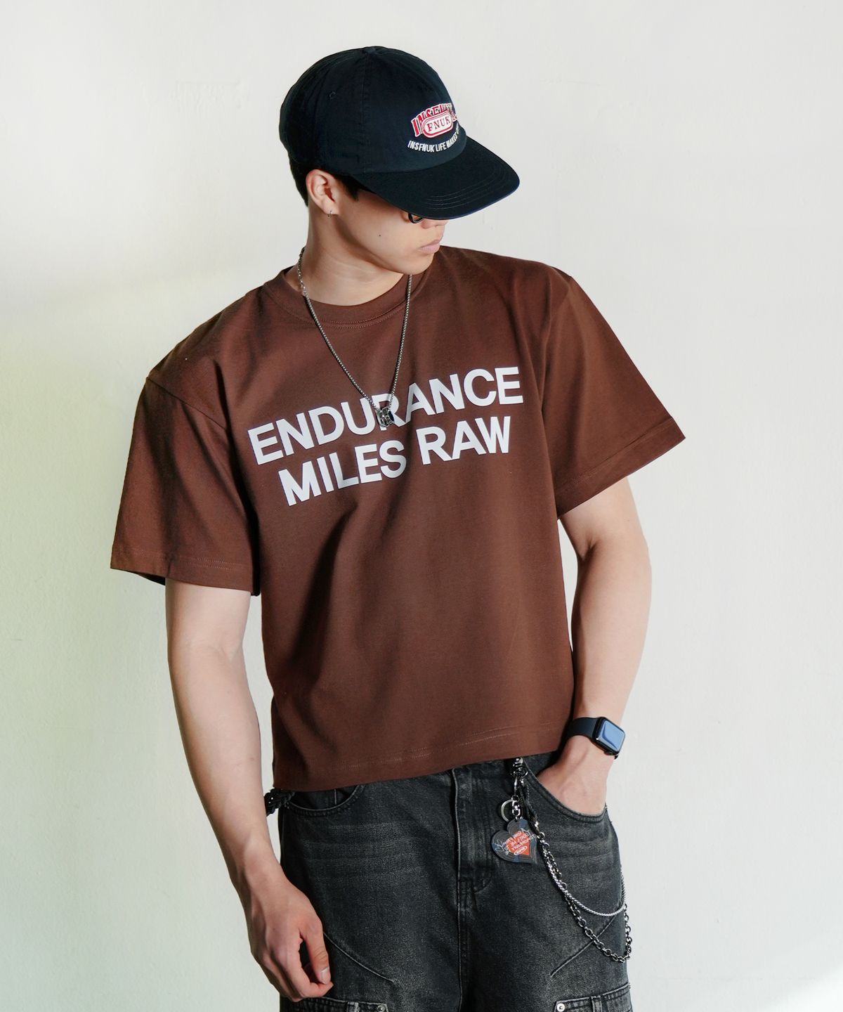 더마일(THEMILE) 가먼츠 크롭 endurance 크루넥_DARK BROWN