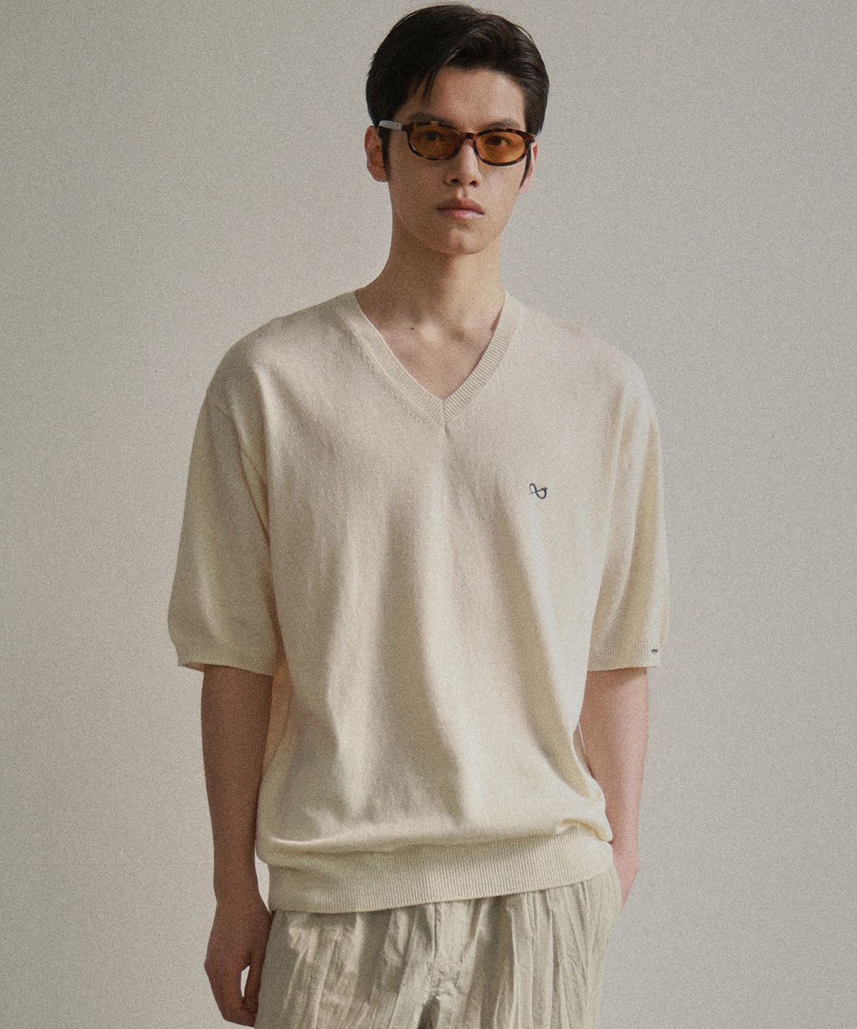 비욘드클로젯(BEYOND CLOSET) [COLLECTION LINE] 소프트 브리즈 브이넥 반팔 니트 아이보리