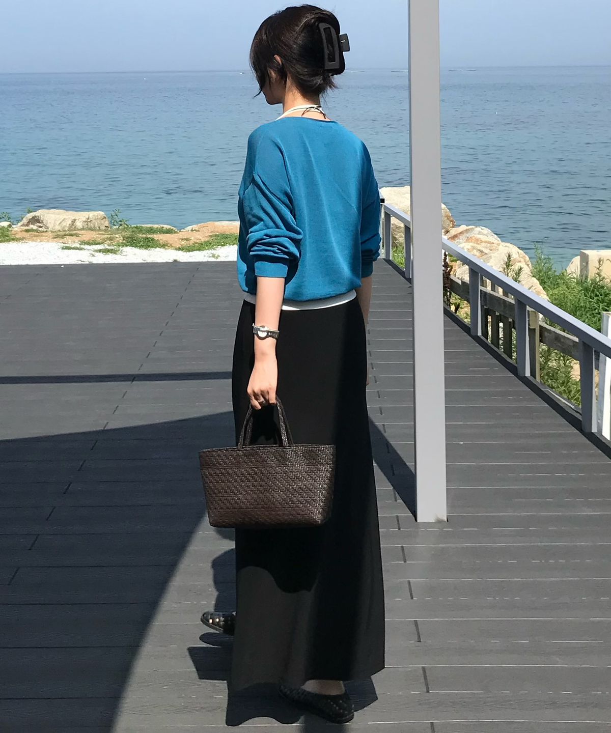 투오(TUO) RATTAN FLAT TOTE SMALL DARK BROWN · 라탄 플랫 토트 스몰 다크 브라운