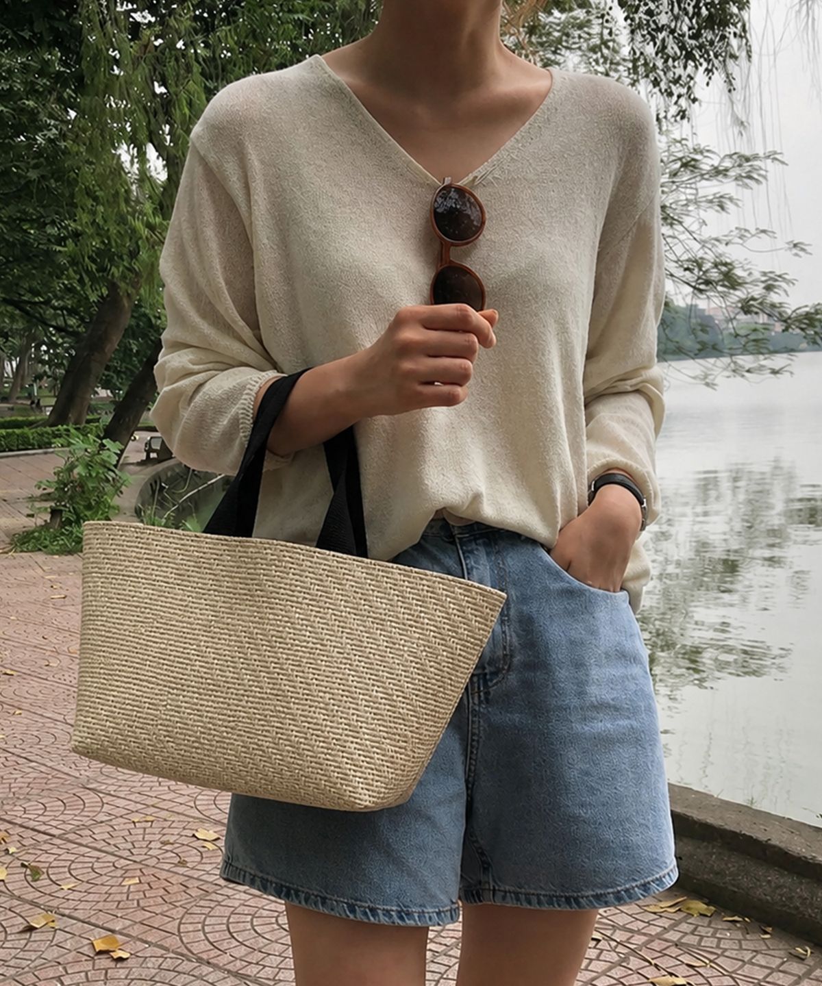 투오(TUO) RATTAN FLAT TOTE MEDIUM BEIGE · 라탄 플랫 토트 미디엄 베이지