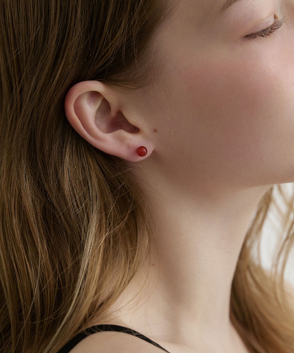 할렌(HALDEN) simple red onyx earrings (E069_0.6mm)