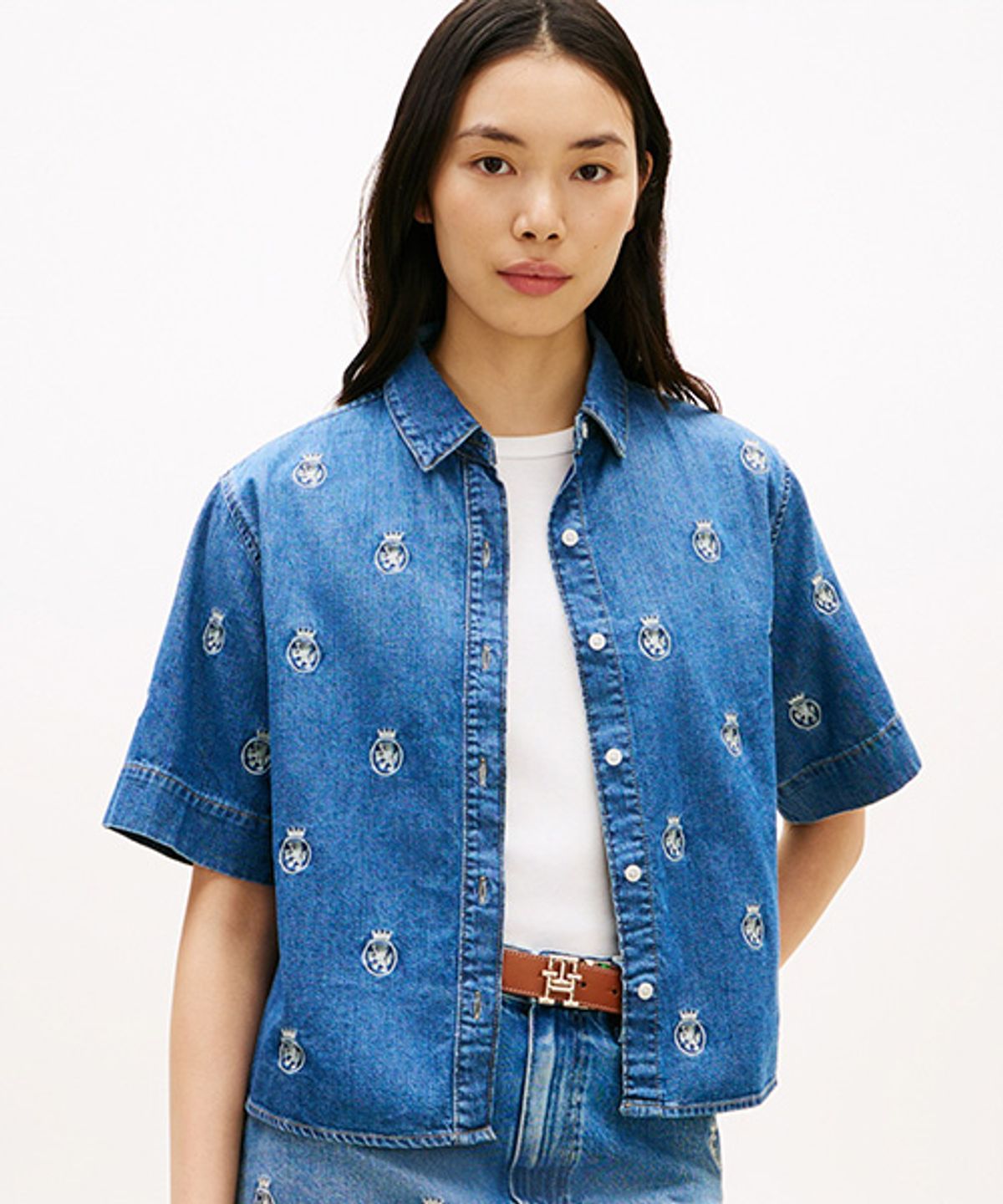 타미힐피거(TOMMY HILFIGER) 올 오버 자수 데님 셔츠 (T22G1WSH052WT11A7)
