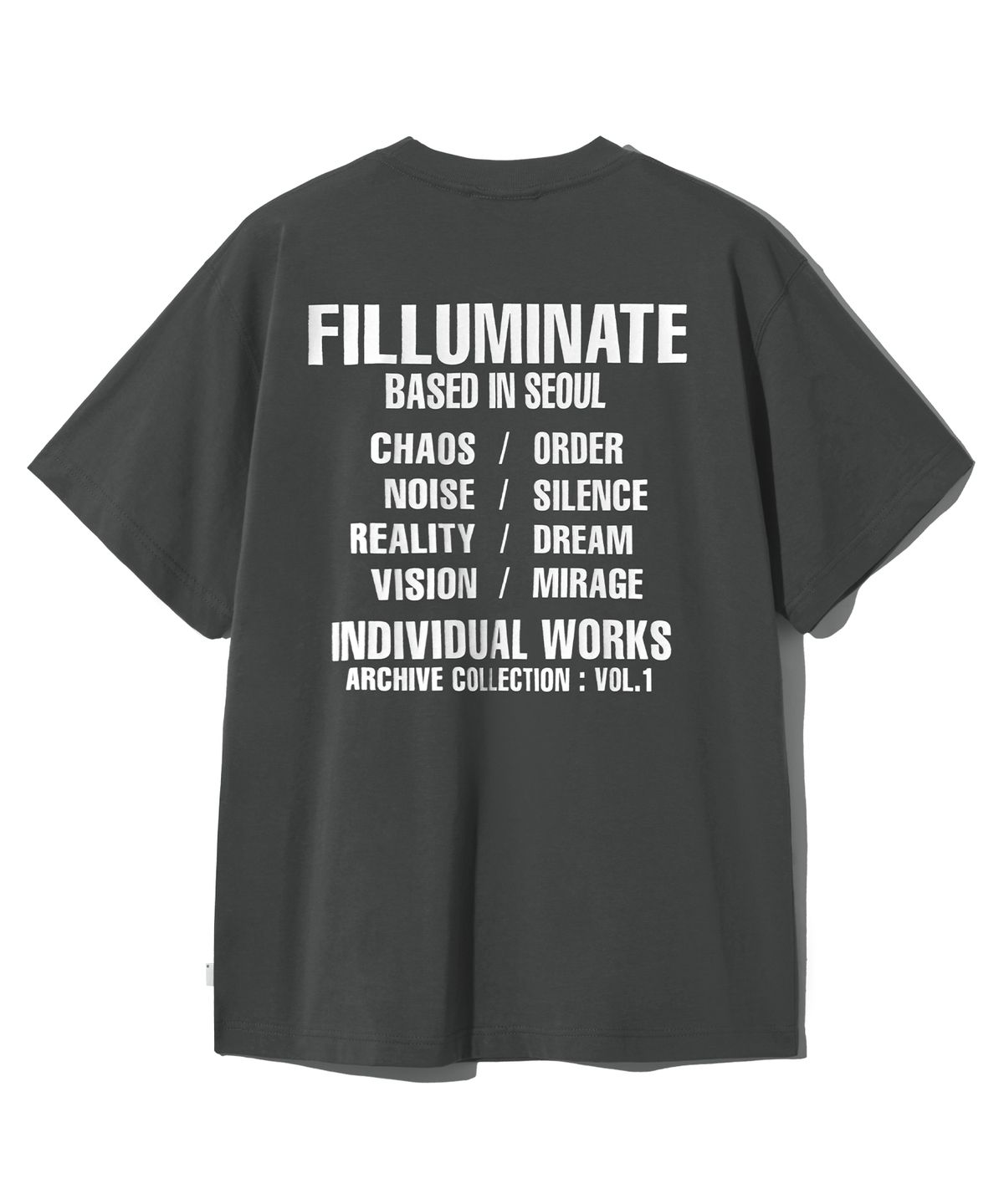 필루미네이트(FILLUMINATE) 콘트라스트 그래픽 티셔츠-차콜