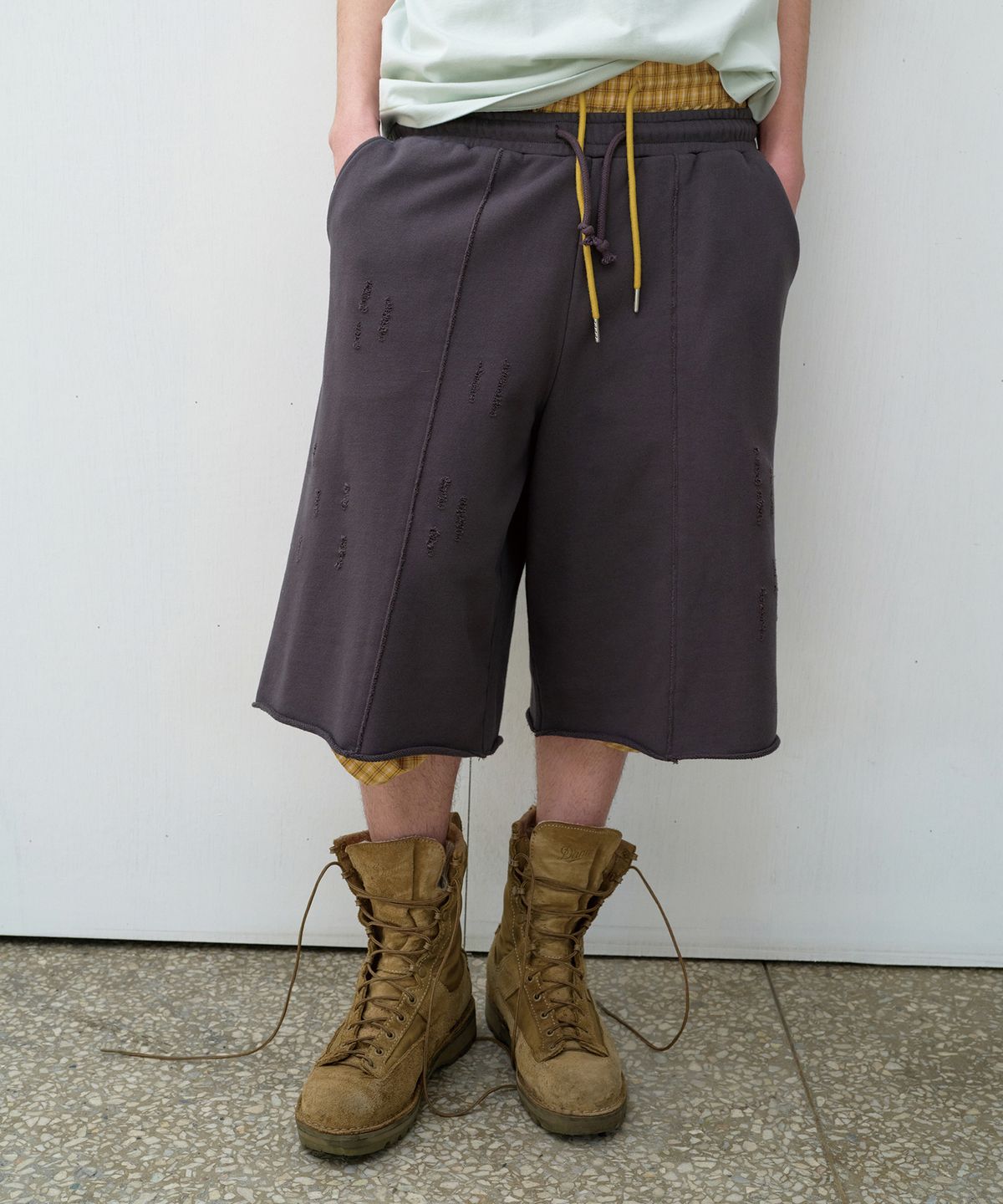 더바이닐하우스(THEVINYLHOUSE) CUT-OFF DAMAGE SHORTS CHARCOAL