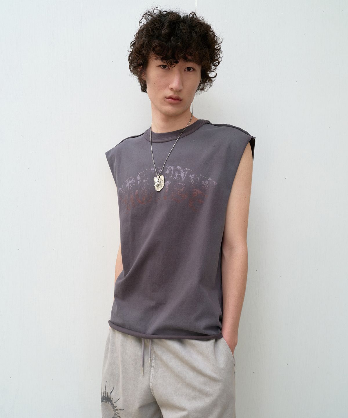 더바이닐하우스(THEVINYLHOUSE) VINYL ARC LOGO SLEEVELESS CHARCOAL