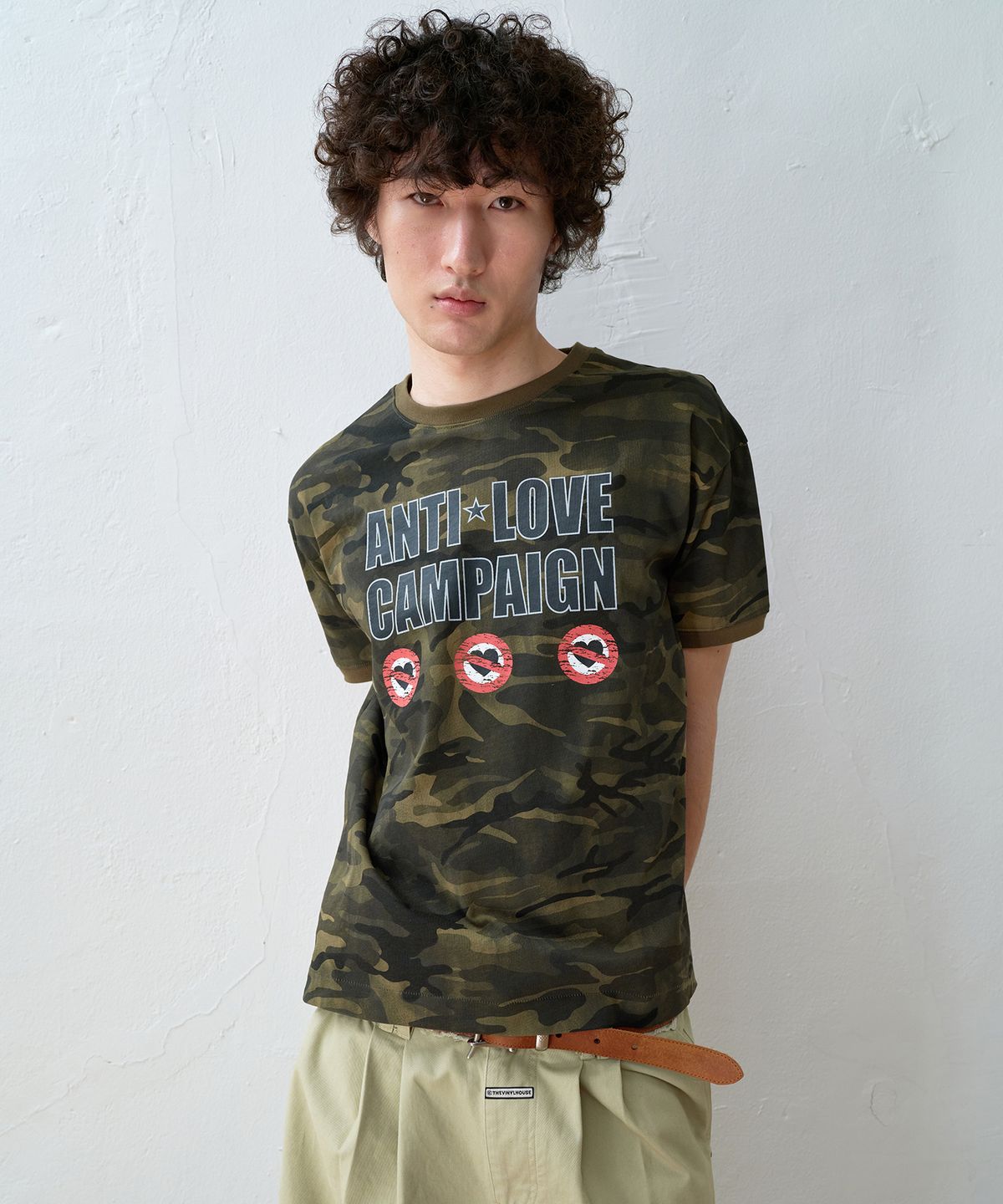 더바이닐하우스(THEVINYLHOUSE) ANTI LOVE CAMO RINGER TEE KHAKI