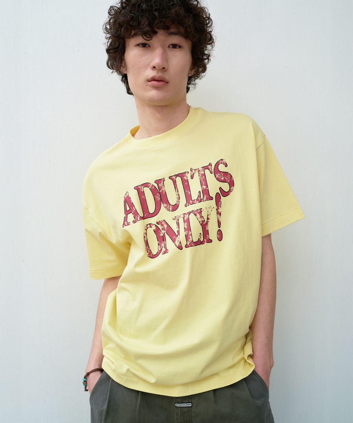 더바이닐하우스(THEVINYLHOUSE) ADULTS ONLY TEE YELLOW