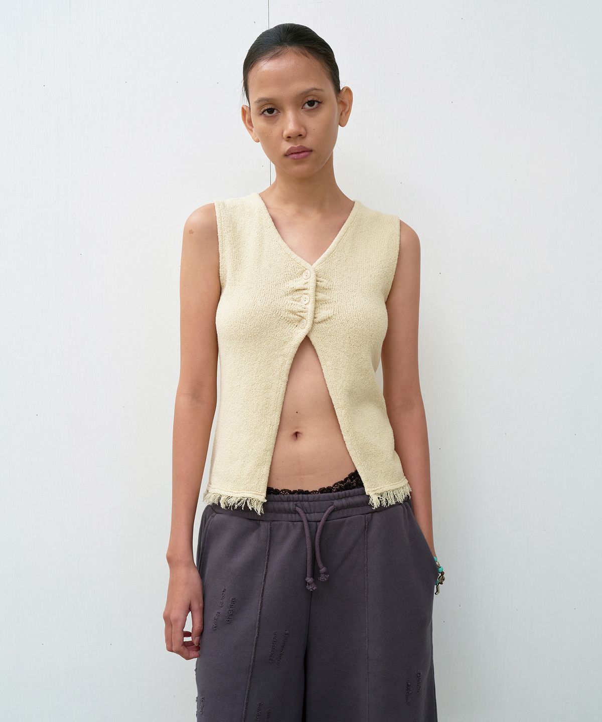 더바이닐하우스(THEVINYLHOUSE) BUTTON KNIT VEST (W) IVORY