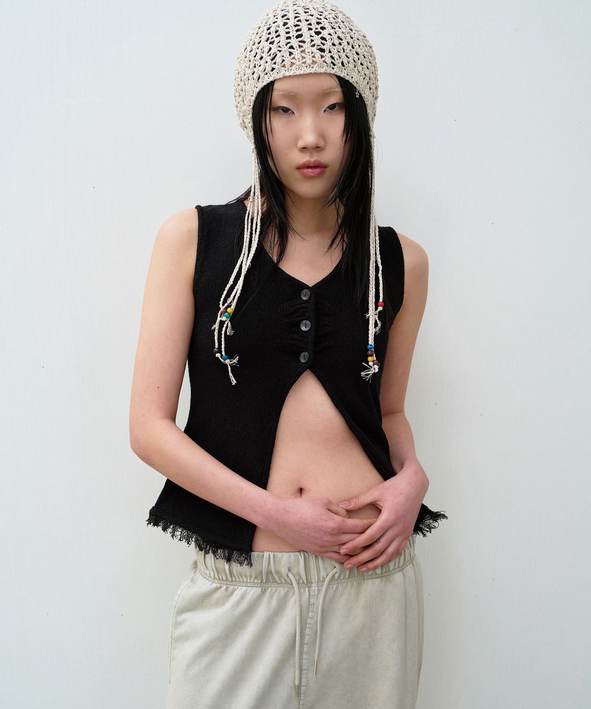 더바이닐하우스(THEVINYLHOUSE) BUTTON KNIT VEST (W) BLACK