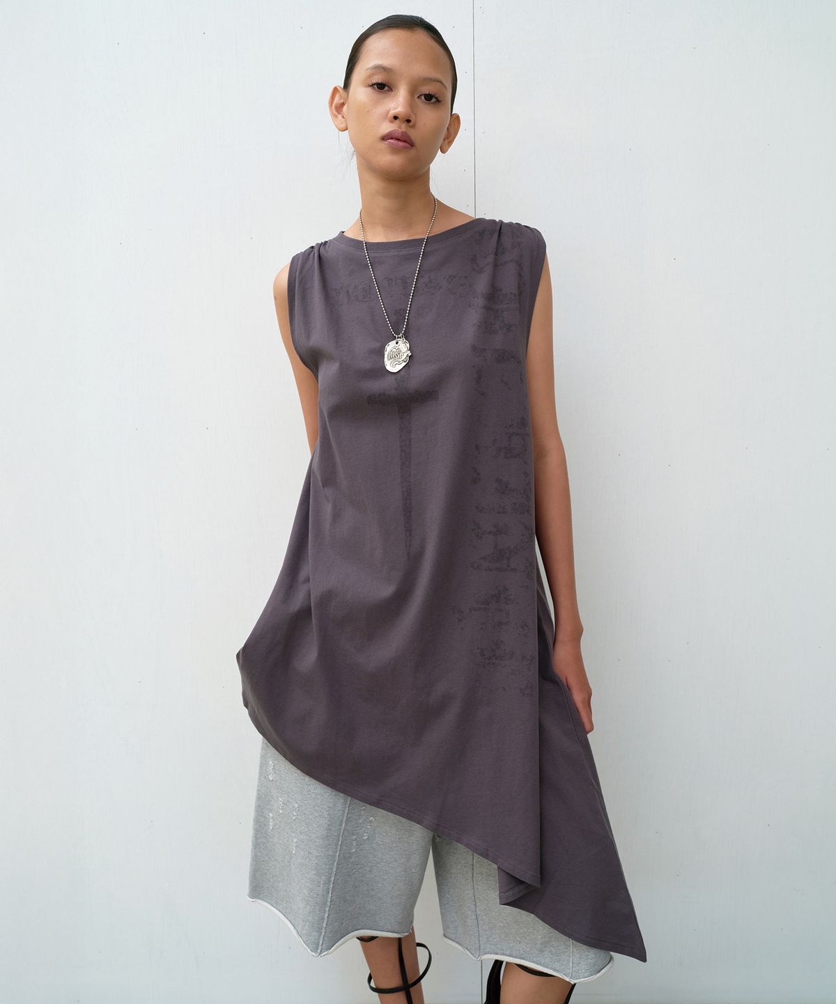 더바이닐하우스(THEVINYLHOUSE) UNBALANCE LAYERED ONE-PIECE (W) CHARCOAL