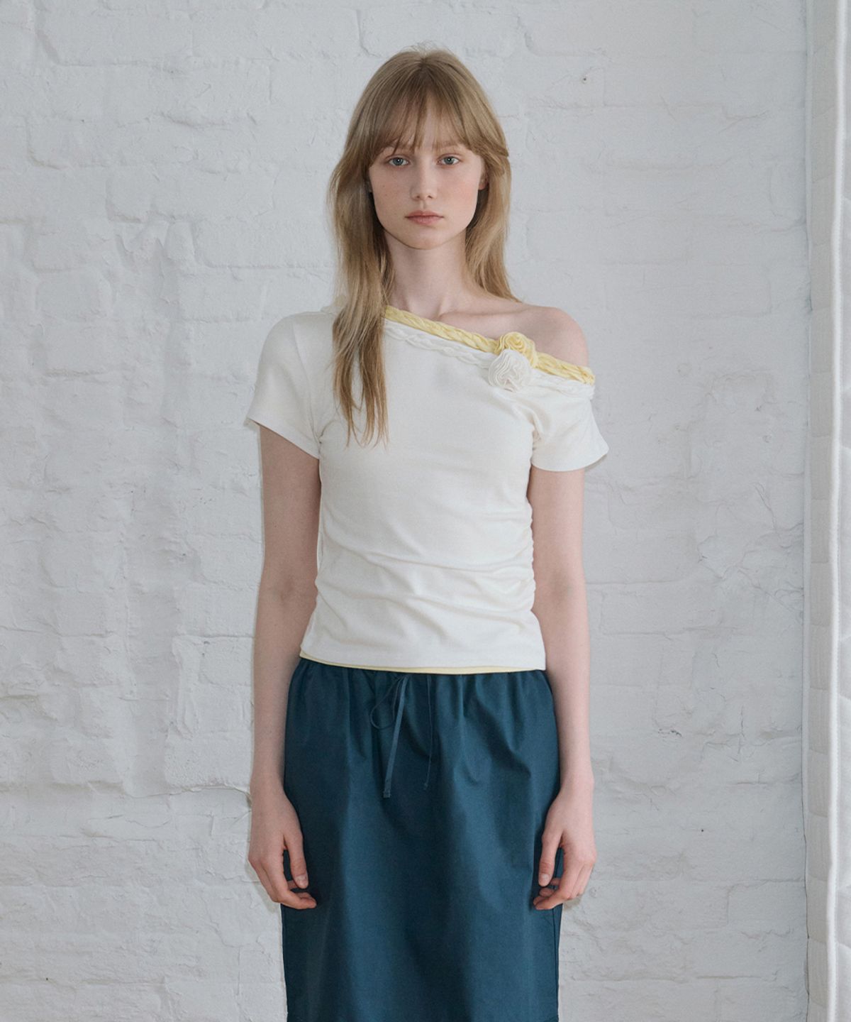 시눈(SINOON) Braided One-Shoulder T-Shirt (Ivory)