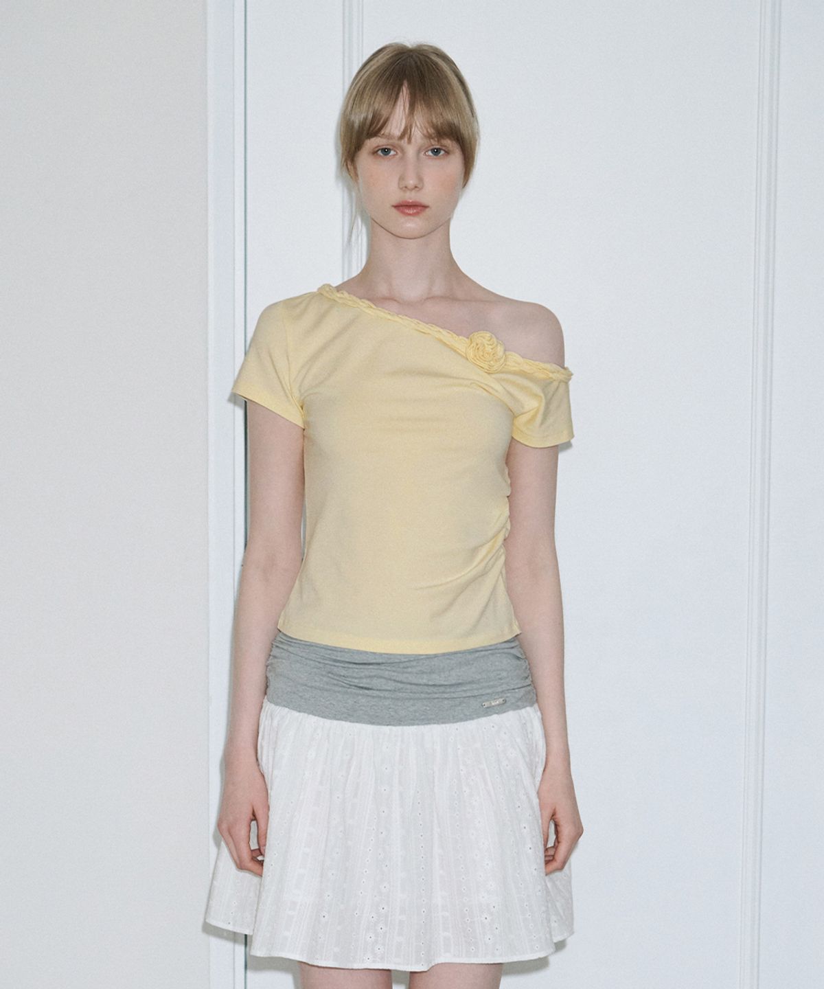 시눈(SINOON) [하츠투하츠 지우 착용]  Braided One-Shoulder T-Shirt (Cream Yellow)