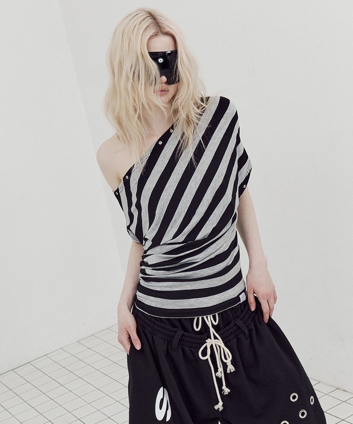 셋업이엑스이(SETUP-EXE) STRIPE EYELET DRAPE TOP / BLACK