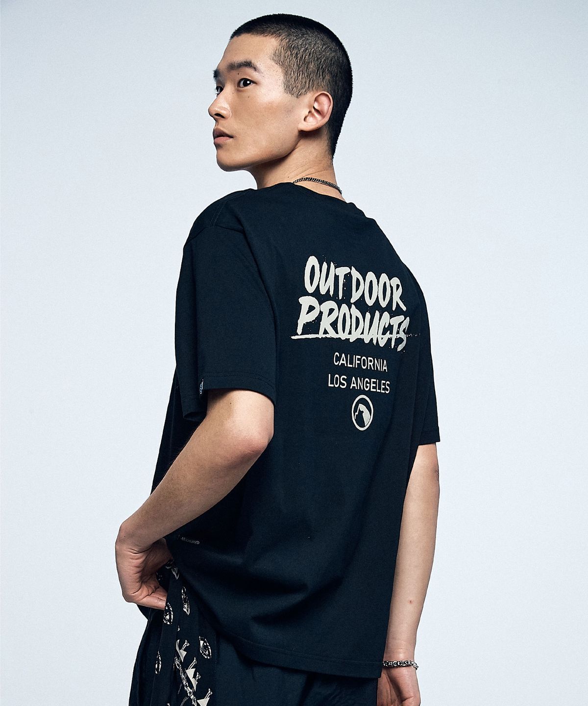 아웃도어 프로덕츠(OUTDOOR PRODUCTS) 그래피티 레터 로고 티셔츠 (블랙)