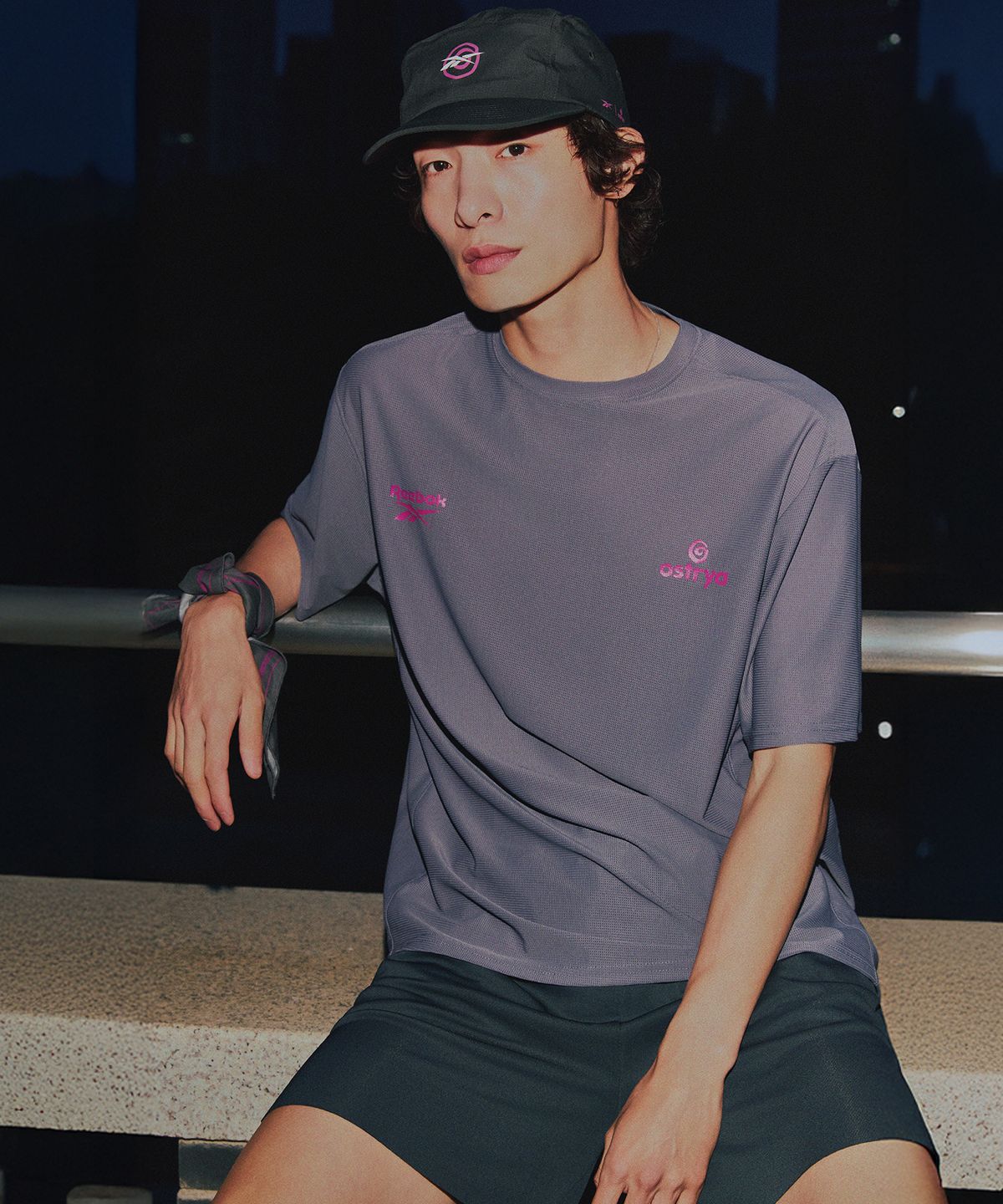 리복(REEBOK) [리복x오스트리야] 퍼포먼스 반팔티 - 딥 차콜