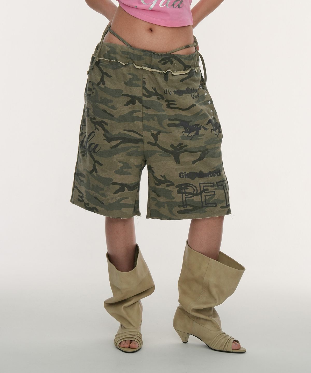 길라아카이브(GILAARCHIVE) STRAP WAIST DOODLE BERMUDA SWEAT SHORTS_CAMO