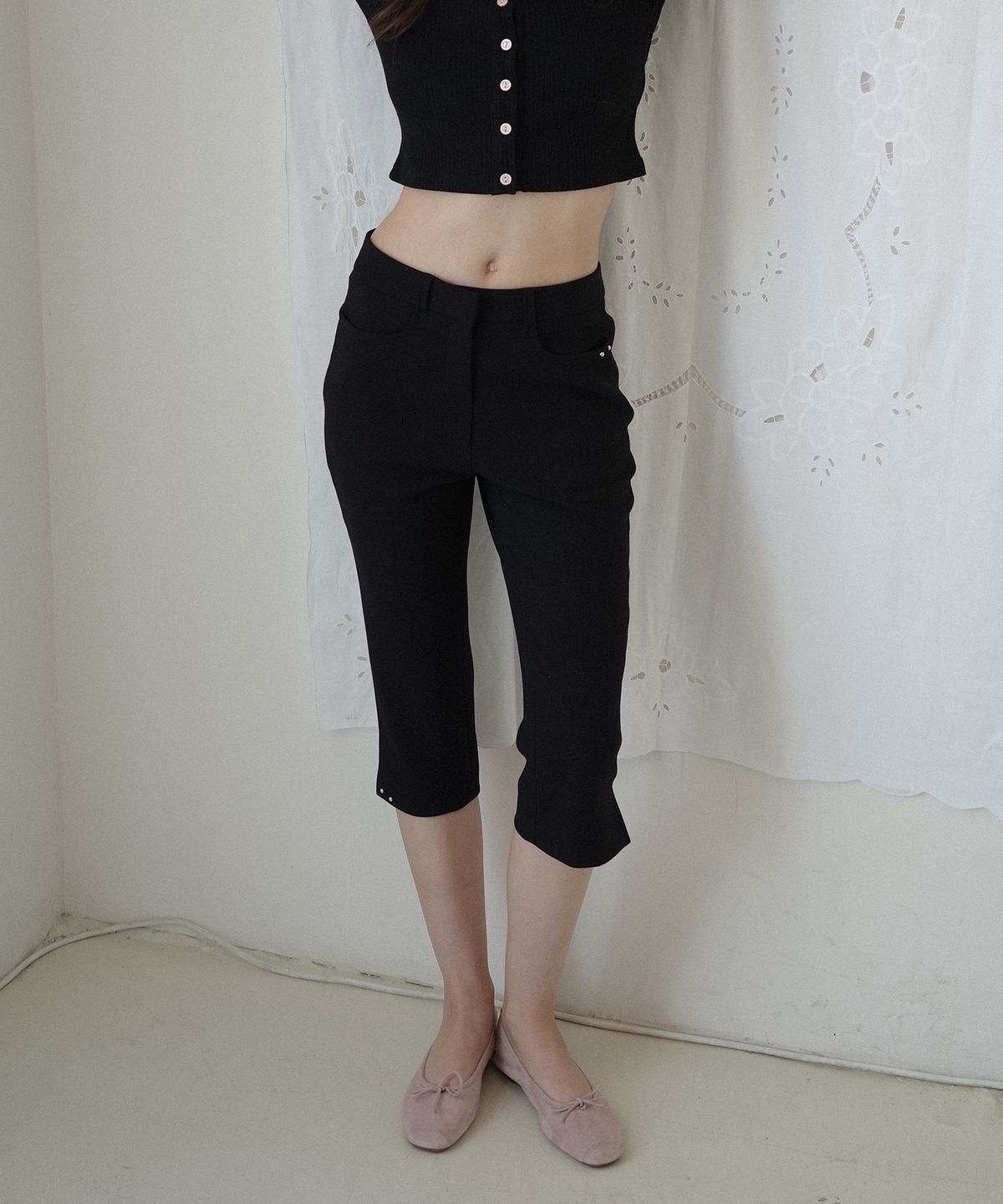 살롱 드 욘(SALON DE YOHN) Studded Capri Pants_ Black