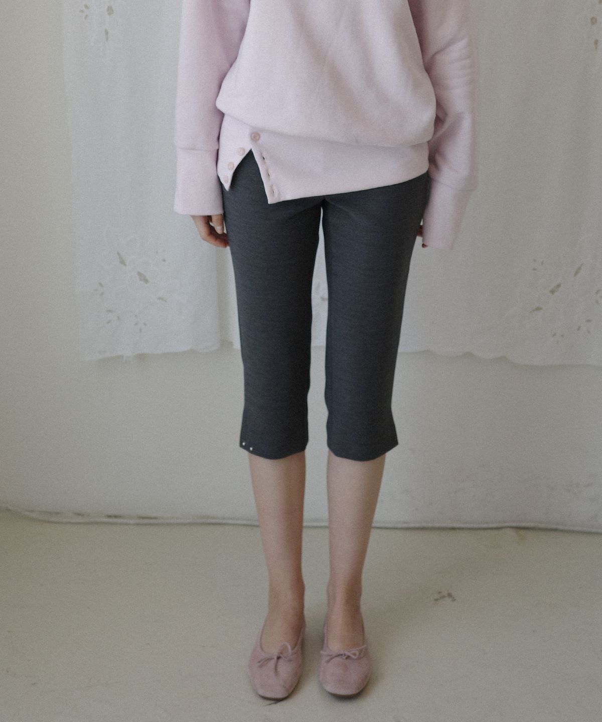 살롱 드 욘(SALON DE YOHN) Studded Capri Pants_ Gray