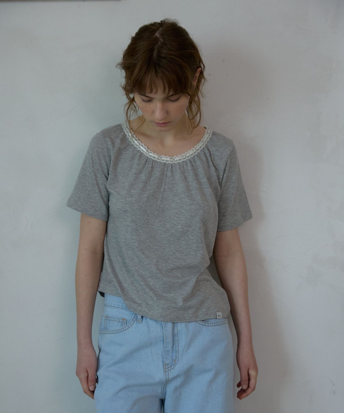 위오이(WIOE) Studded Lace Ruched Top_Grey