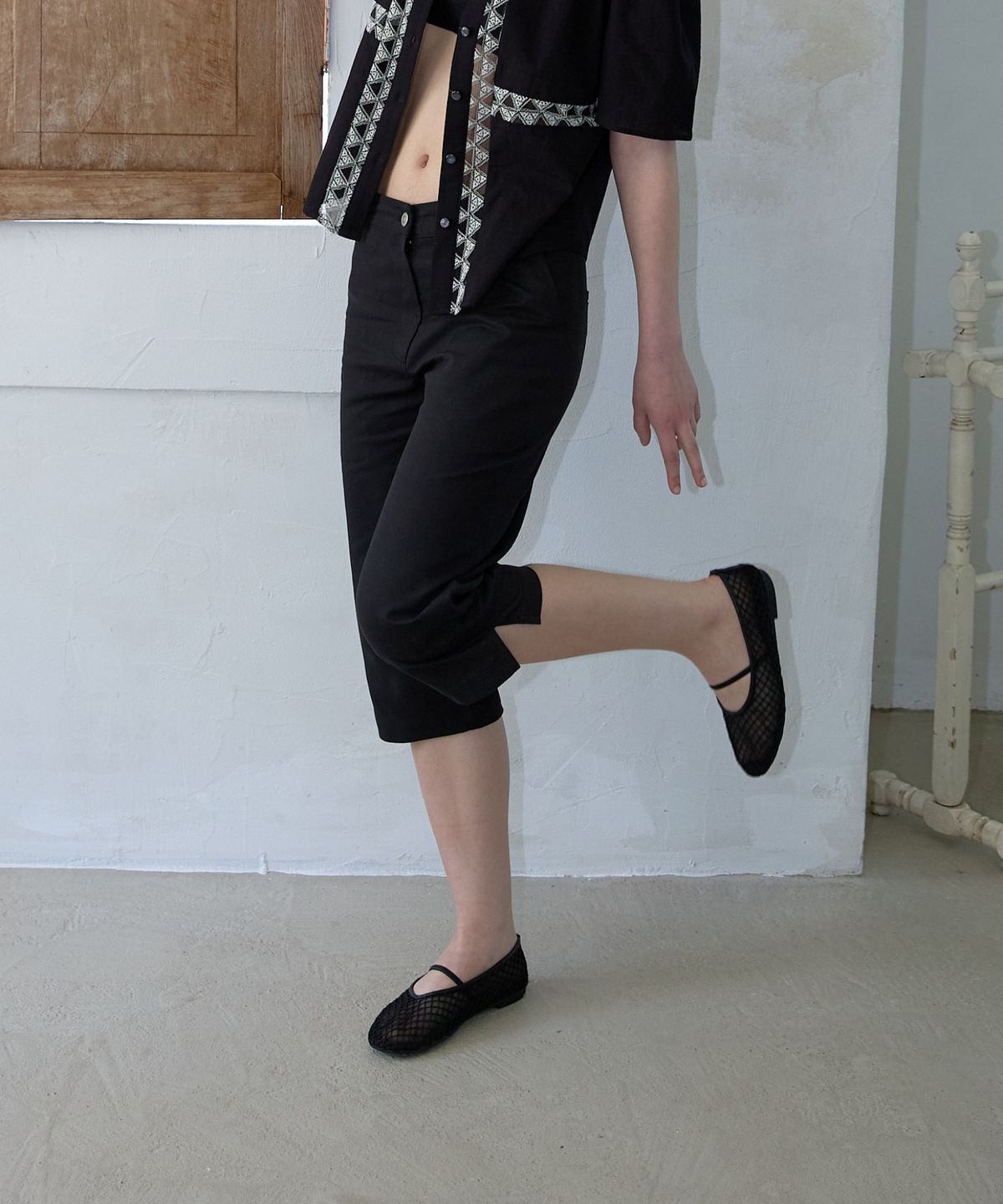위오이(WIOE) Low Rise Capri Pants_Black