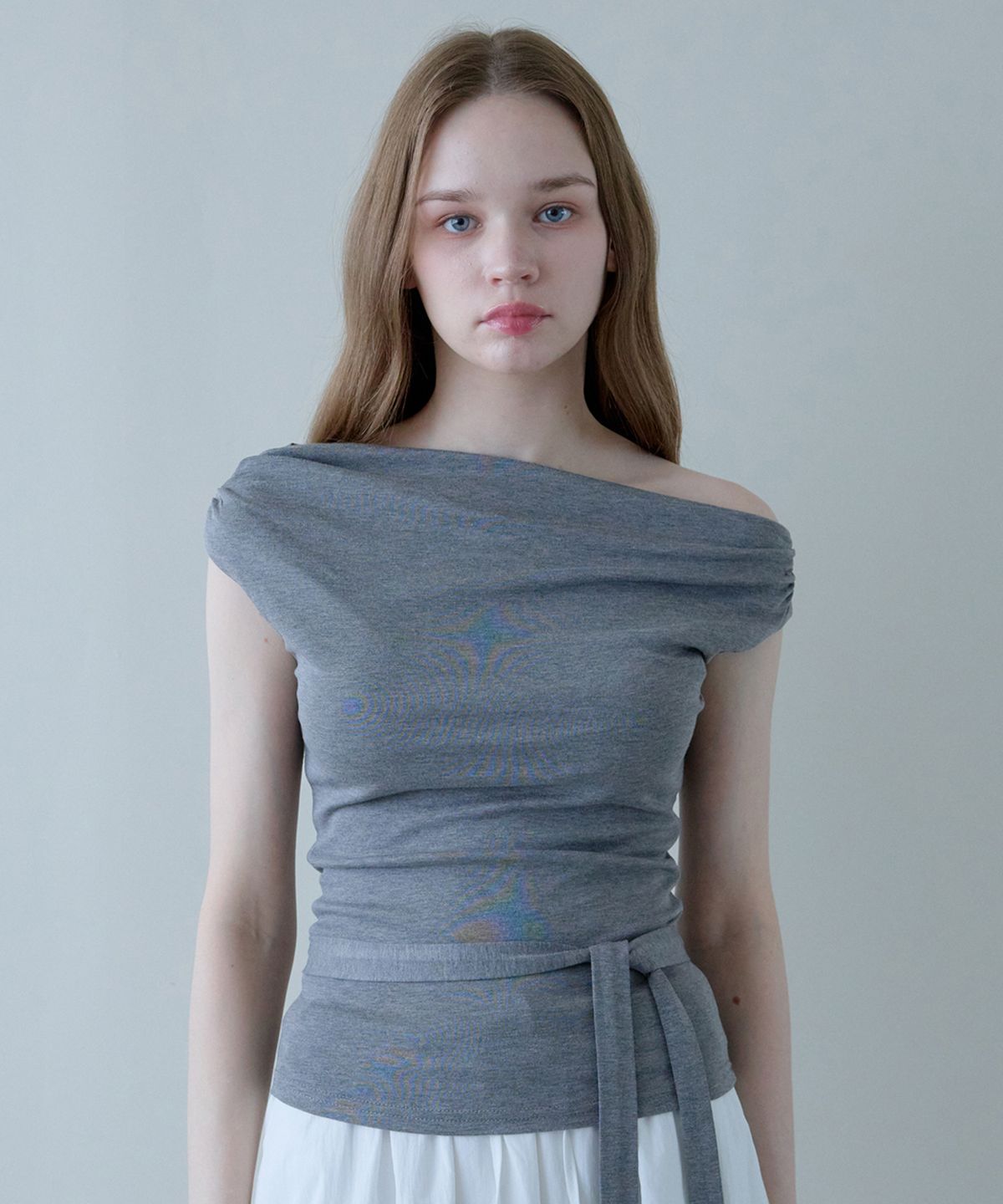 힐리오트(HEALIOTE) COWL DRAPE STRAP TOP_CHACHOAL