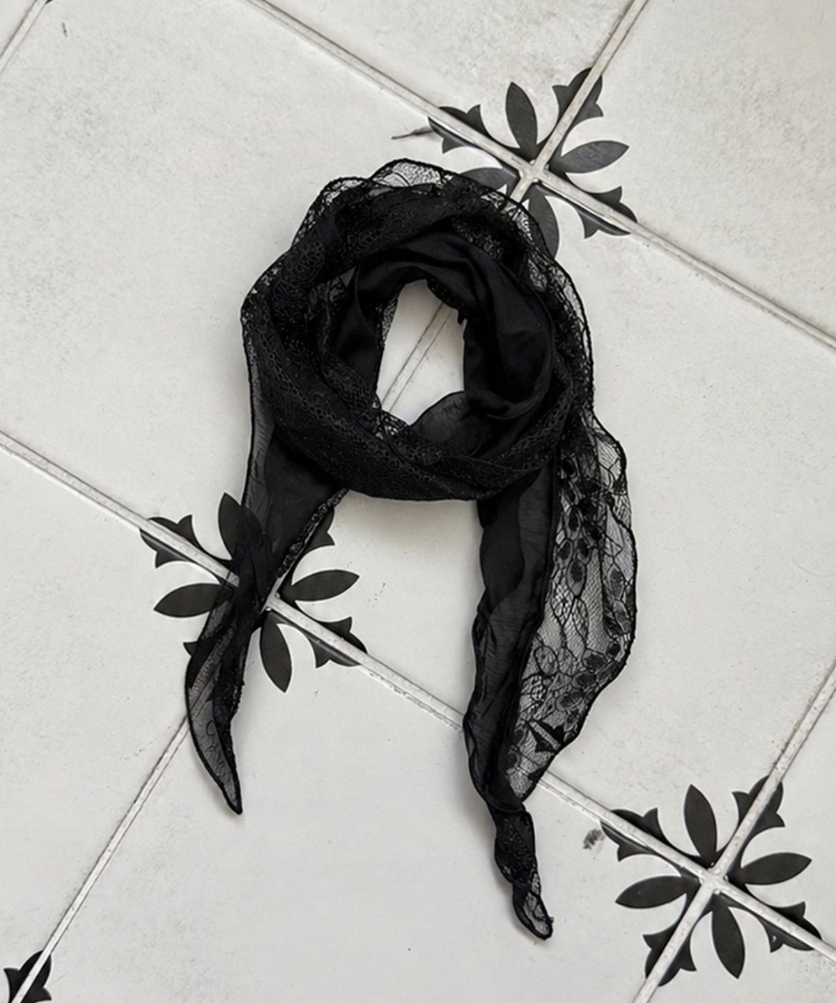 힐리오트(HEALIOTE) BLOOMING RHOMBUS SCARF_BLACK