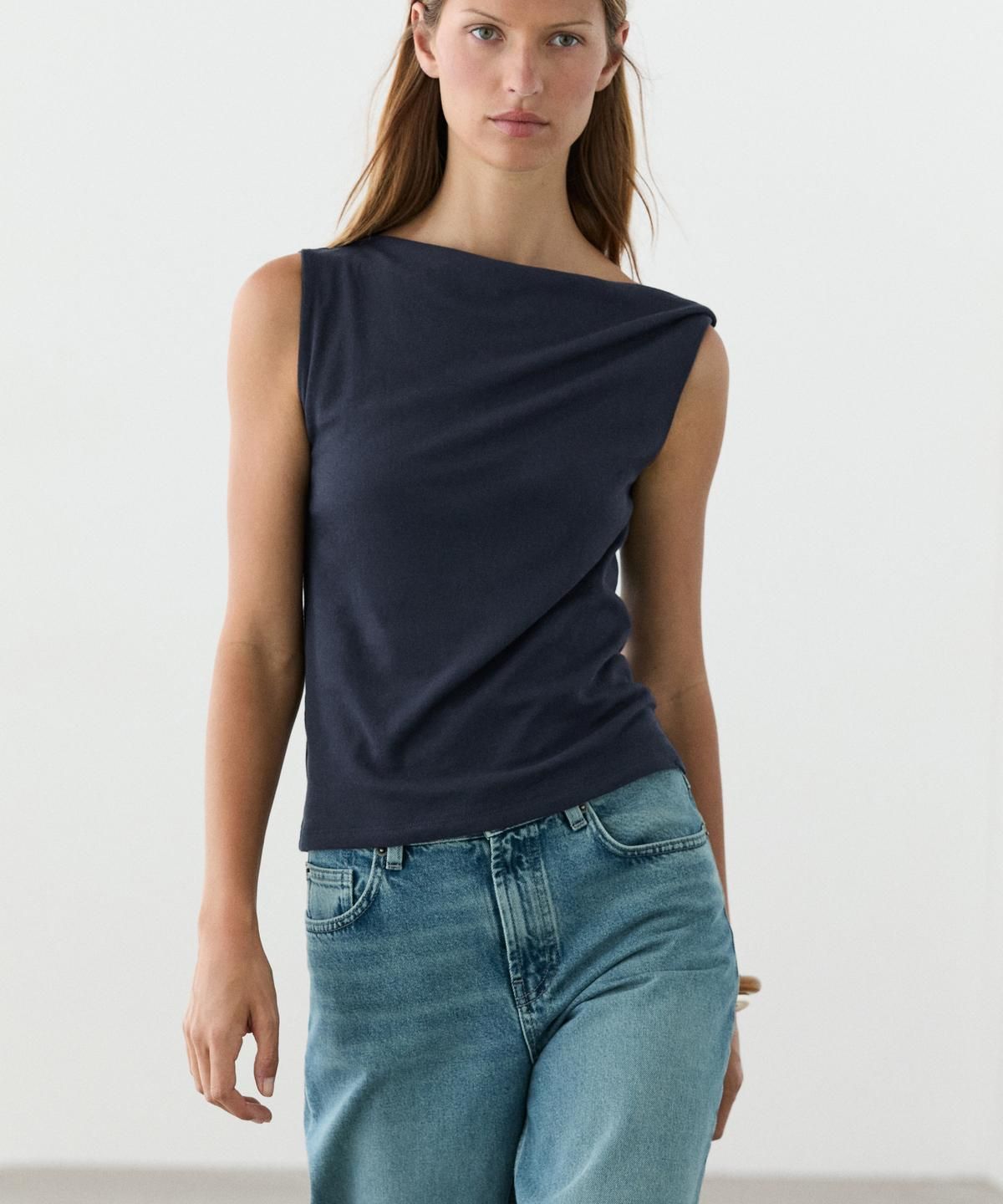 마시모두띠(MASSIMO DUTTI) 아시메트릭 드롭 숄더 탑