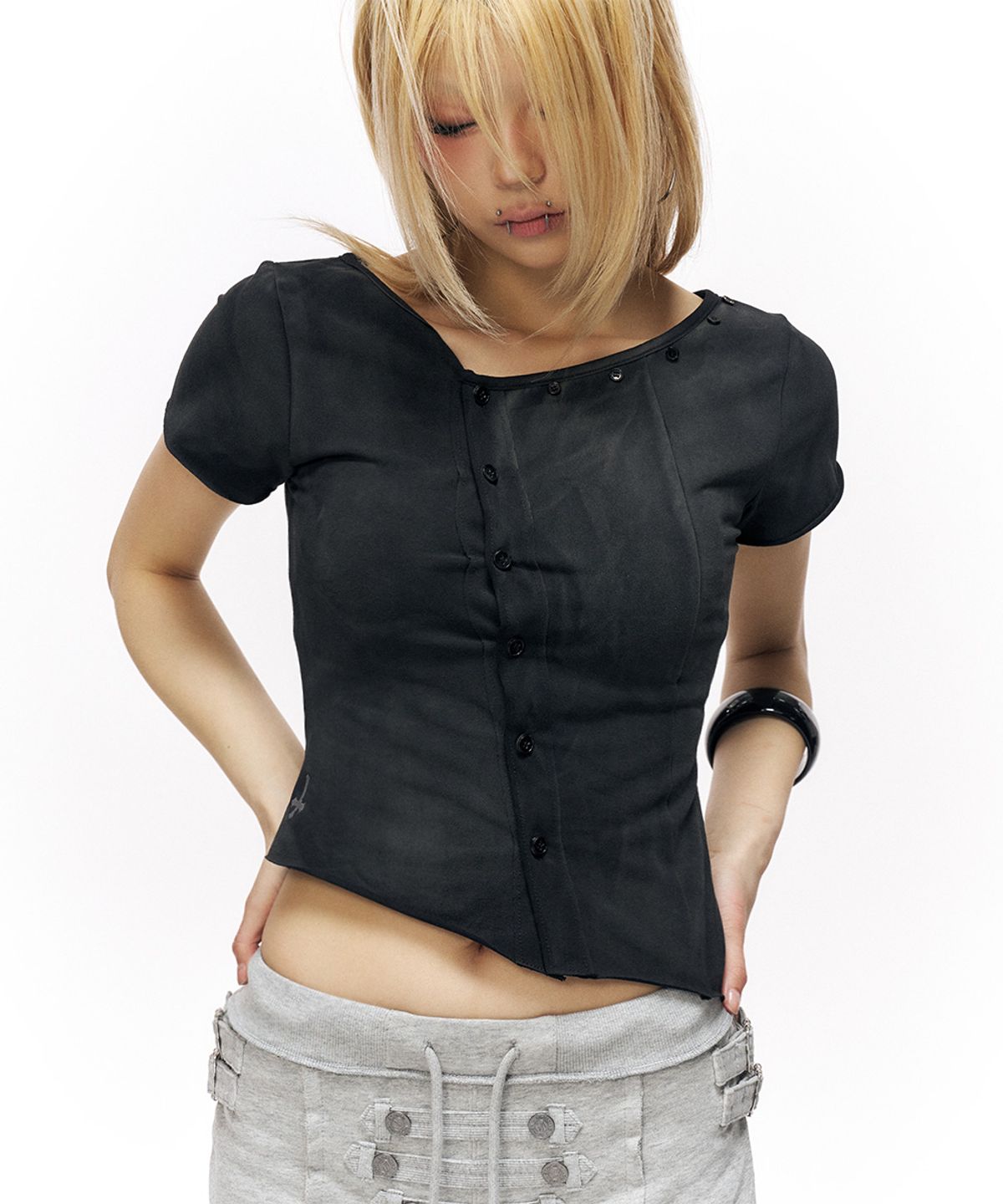스키즘 인듀싱(SCHISM INDUCING) OBLIQUE BUTTON DAMAGED TOP BLACK