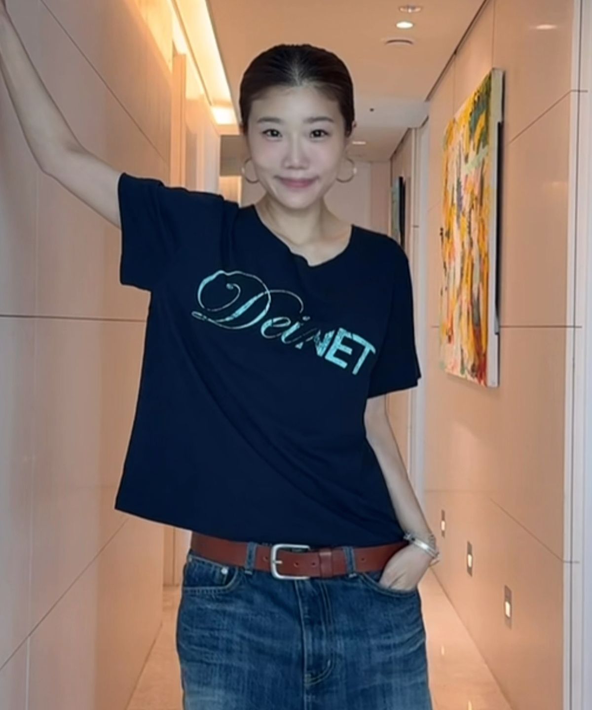 다이닛(DEINET) OFF SHOULDER GRAPHIC T-SHIRT IN NAVY