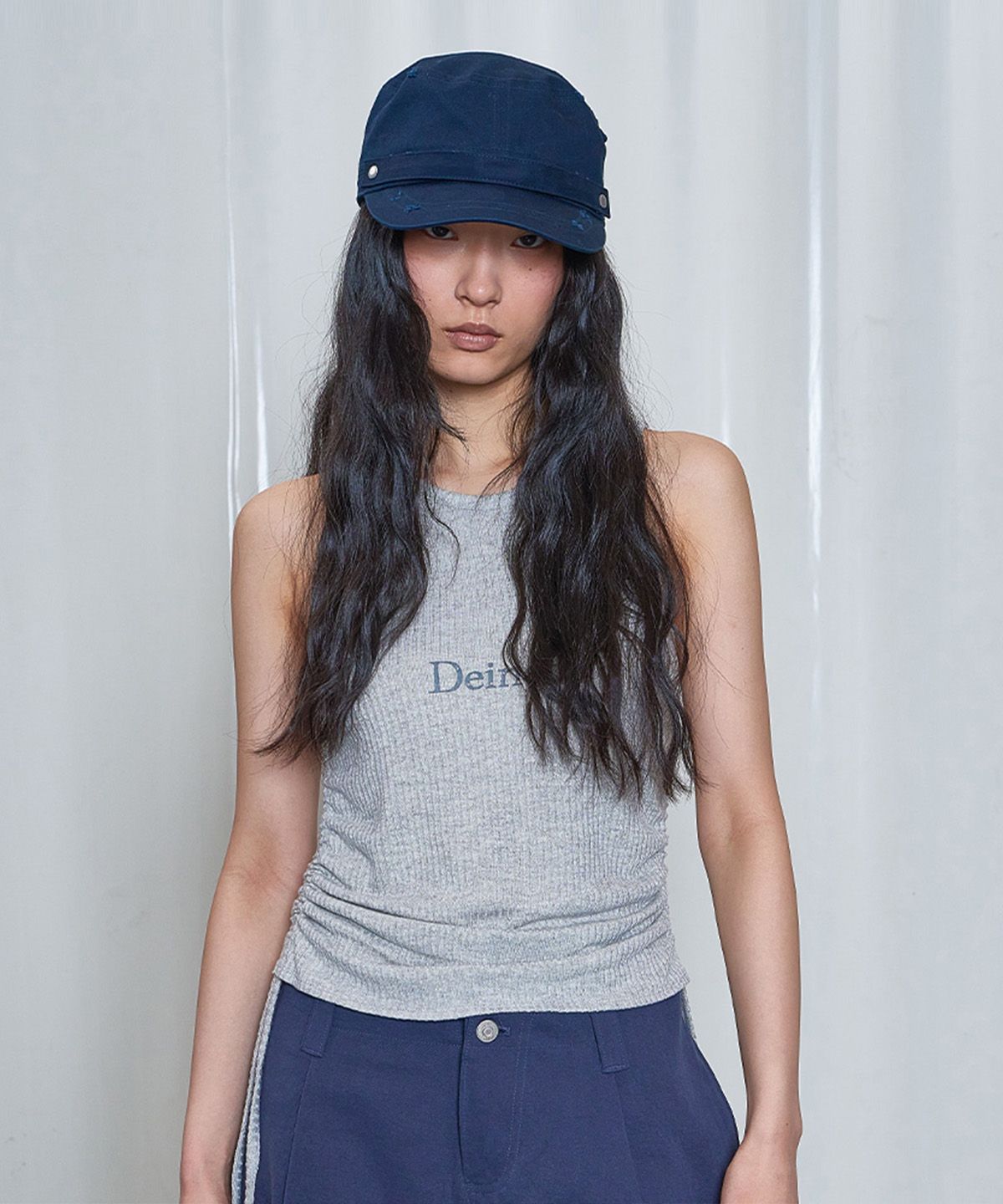 다이닛(DEINET) LOGO SHIRRING SLEEVELESS IN GREY
