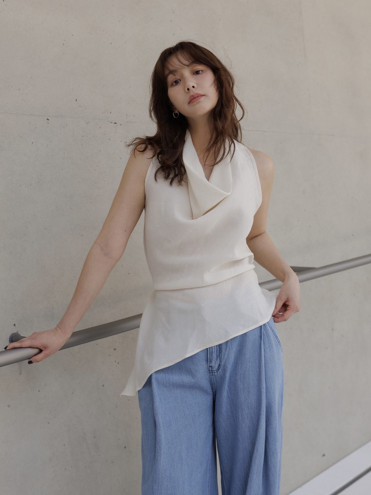 루몽드(LUMANDE) 드레이프 스트랩 슬리브리스 탑