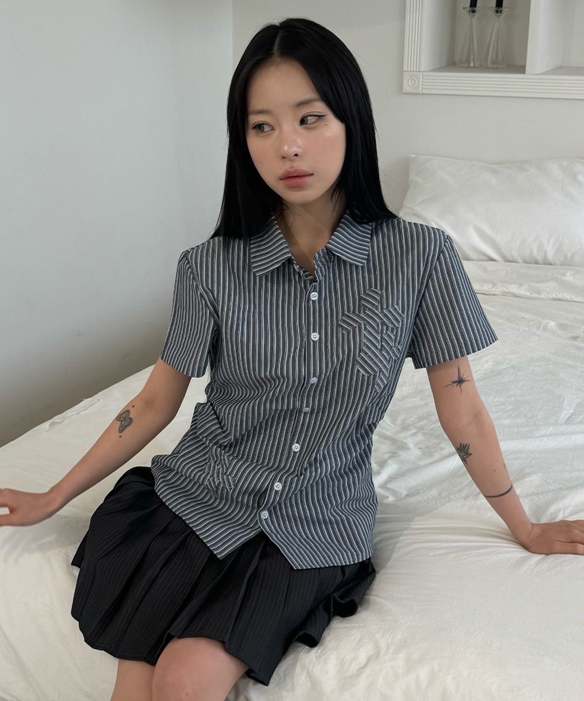 벤힛(VENHIT) CROSS 아플리케 반팔 스트라이프 셔츠_네이비